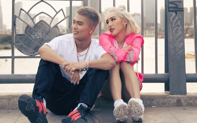 Khi bạn làm bợm nhậu nhưng vẫn cần thả thính thì đừng lo, đã có hit của vợ chồng Emily và Big Daddy giúp với hai câu hát đi vào lòng người là "Em mượn rượu tỏ tình đấy thì sao nào?" và "Ngồi đây uống ly Whisky nhưng lại say anh là chính".