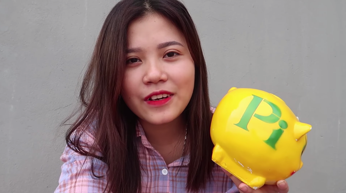 Để ăn mừng 50.000 người theo dõi kênh Youtube mới thành lập, Thanh Lương, con gái bà Tân Vlog đã quyết định đập lợn đất, làm một mẹt bún đậu siêu to khổng lồ mời mẹ và anh trai. Thế nhưng ngay sau khi vừa đăng tải clip ăn mừng này, cô nàng lại tiếp tục trở thành tâm điểm chỉ trích của cộng đồng mạng.