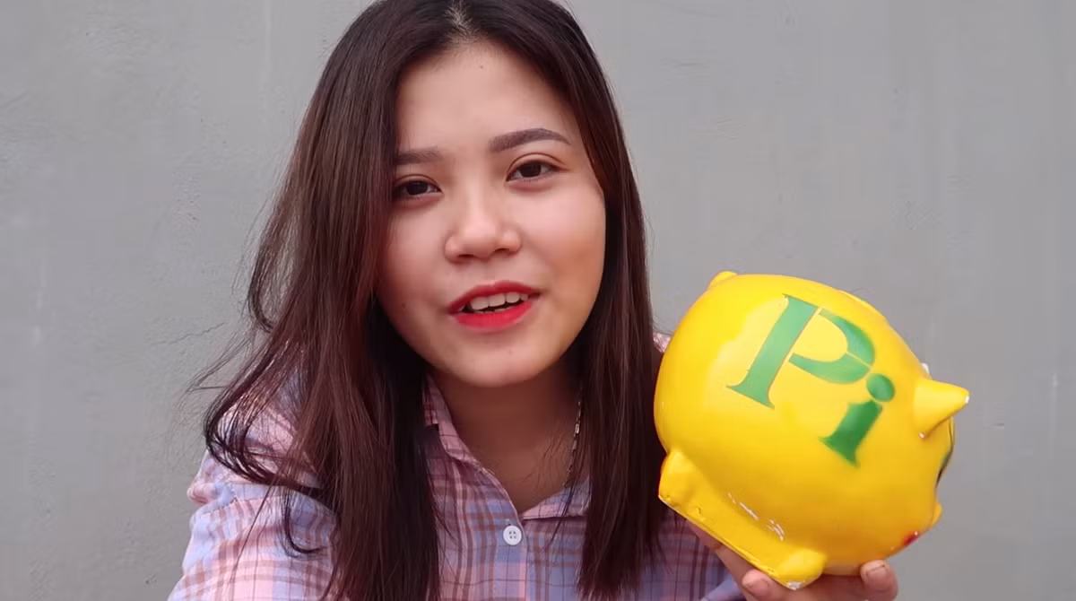 Để ăn mừng 50.000 người theo dõi kênh Youtube mới thành lập, Thanh Lương, con gái bà Tân Vlog đã quyết định đập lợn đất, làm một mẹt bún đậu siêu to khổng lồ mời mẹ và anh trai. Thế nhưng ngay sau khi vừa đăng tải clip ăn mừng này, cô nàng lại tiếp tục trở thành tâm điểm chỉ trích của cộng đồng mạng.