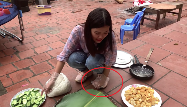 Theo đó, khi chuẩn bị bày đồ ăn ra, con gái bà Tân đã có hành động cực kỳ mất vệ sinh. Đeo găng tay ni-lon, thế nhưng cô nàng lại hồn nhiên sờ giày, sờ chân, chạm tay xuống đất rồi cũng bàn tay đó dùng để bốc luôn đồ ăn mời mẹ và anh trai.
