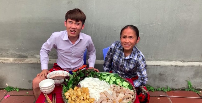 Bà Tân Vlog và Hưng Vlog sau đó vẫn ngồi thưởng thức mẹt bún đậu ngon lành. Biết là từ trước tới nay, kênh vlog của bà Tân thường bị chỉ trích là nấu ăn mất vệ sinh, hành động của Thanh Lương cũng không phải cố ý thế nhưng lại khiến người xem không khỏi rợn người.