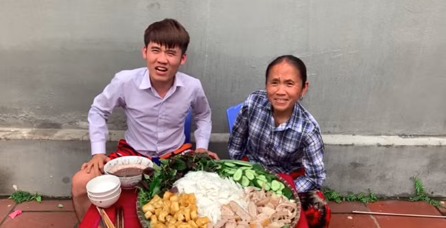 Bà Tân Vlog và Hưng Vlog sau đó vẫn ngồi thưởng thức mẹt bún đậu ngon lành. Biết là từ trước tới nay, kênh vlog của bà Tân thường bị chỉ trích là nấu ăn mất vệ sinh, hành động của Thanh Lương cũng không phải cố ý thế nhưng lại khiến người xem không khỏi rợn người.