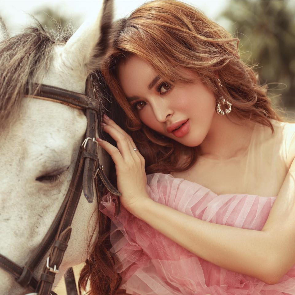 Với khuôn mặt xinh đẹp, ba vòng nóng bỏng và khéo ăn nói, mỗi clip livestream của cô nàng Nguyễn Hương Trang thu hút hàng chục nghìn lượt xem, đây là một con số cực khủng, không phải người bán hàng online nào cũng đạt được.