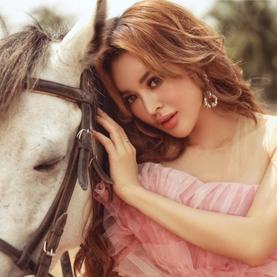 Với khuôn mặt xinh đẹp, ba vòng nóng bỏng và khéo ăn nói, mỗi clip livestream của cô nàng Nguyễn Hương Trang thu hút hàng chục nghìn lượt xem, đây là một con số cực khủng, không phải người bán hàng online nào cũng đạt được.