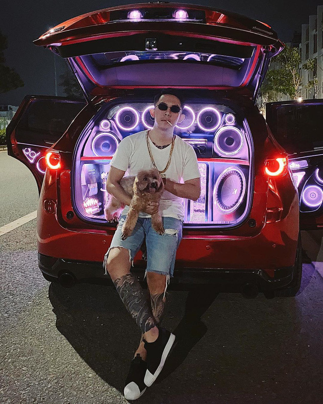 9X từng có khoảng thời gian sinh sống và học tập ở Singapore. Anh được đánh giá là chàng trai có vẻ đẹp kiểu trí thức, có giọng hát trầm ấm.