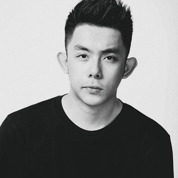 Chiếc xe mà Đông Khuê đang đi là chiếc Audi A4 có giá khoảng 1 tỷ rưỡi. Ngoài ra trước đây, anh chàng từng sở hữu CLA 45, BMW M3 E93 và BMW 428i Grand Coupe.