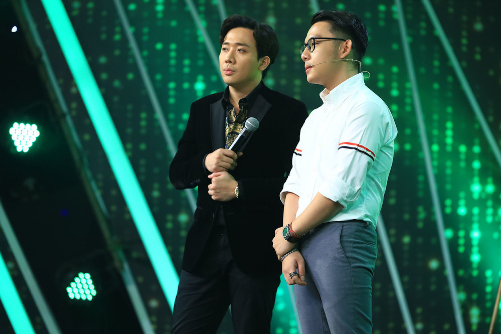 Được biết, nam chính Người ấy là ai là con trai của đạo diễn Tống Thành Vinh. Hiện tại, anh chàng đang là CEO của một công ty truyền thông kiêm founder của một nhà hàng - quán bar sang trọng.