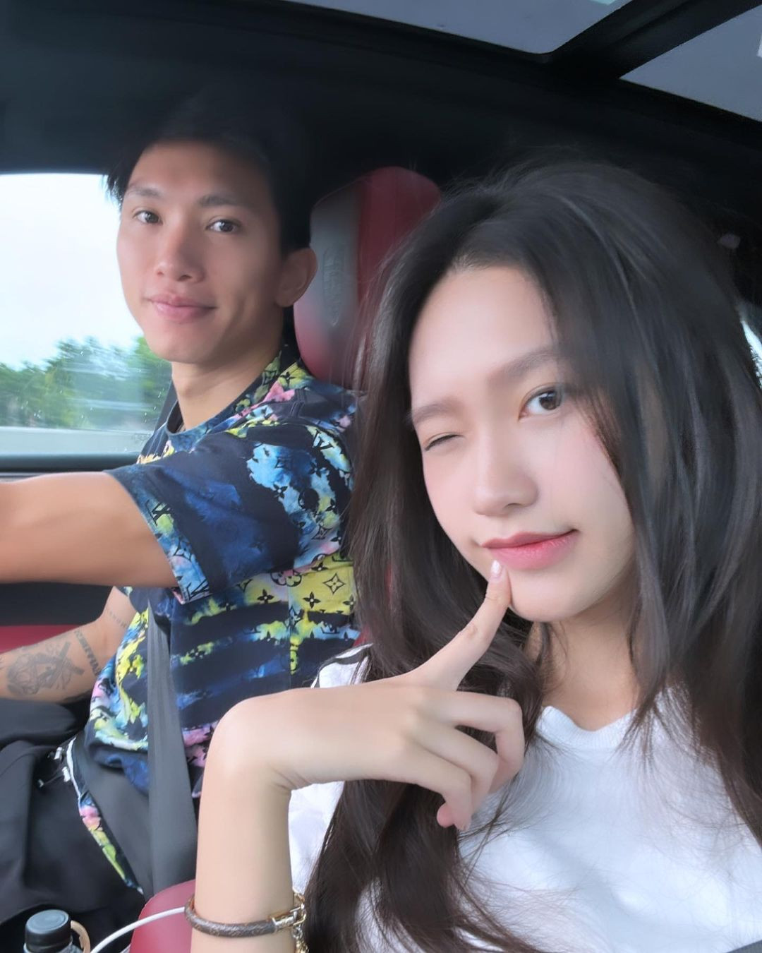 Văn Hậu là người chủ động tán tỉnh Doãn Hải My do trúng tiếng sét "ái tình" trong lần đầu gặp mặt. Người đẹp từng không trả lời tin nhắn làm quen của cầu thủ với lý do "bận học". Về sau, cô chịu mở lòng, nhận thấy ở cầu thủ có nét đáng yêu, tâm lý.