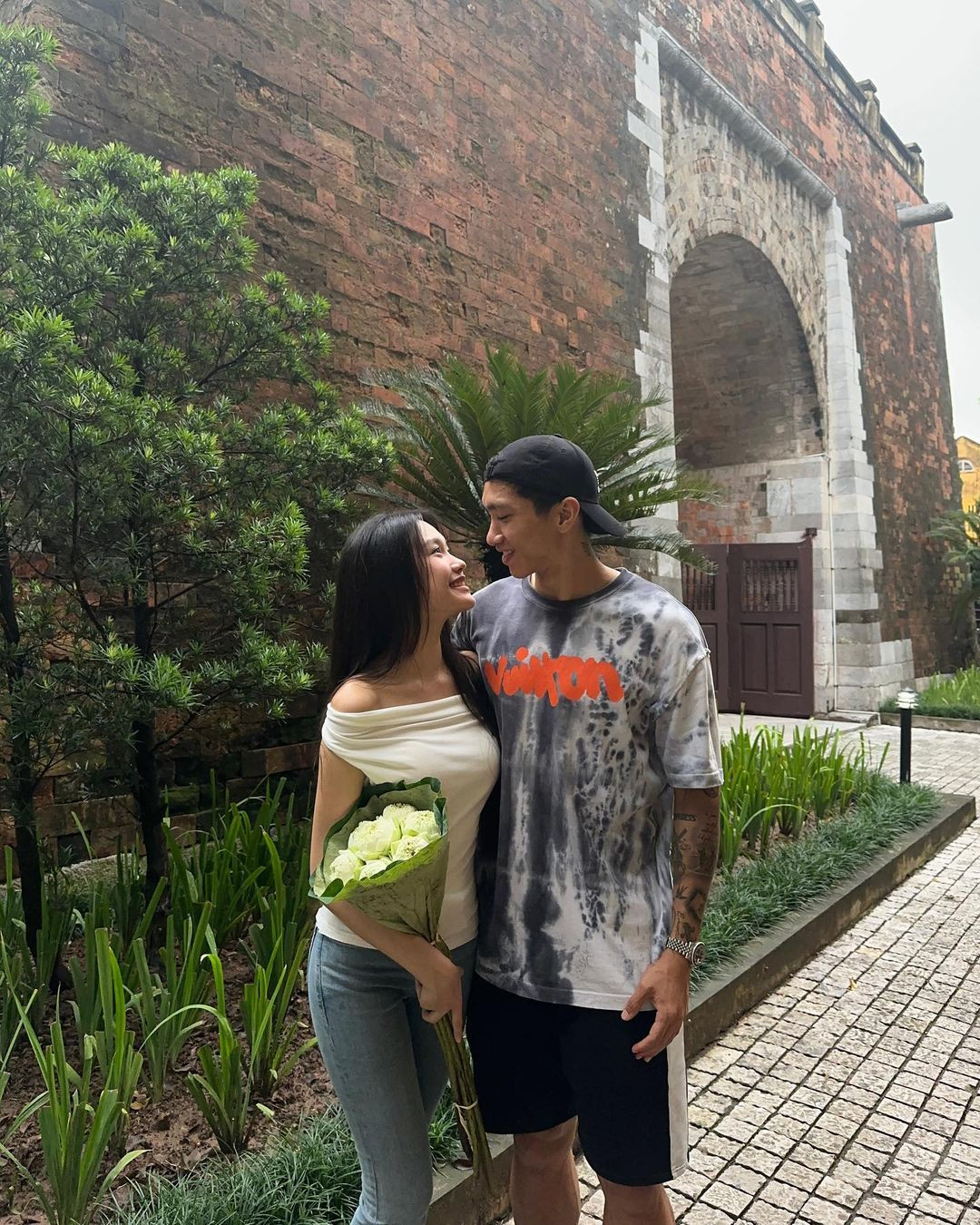 Đoàn Văn Hậu thường xuyên bày tỏ tình cảm với Doãn Hải My trên mạng xã hội, nhất là vào dịp Valentine, sinh nhật của nửa kia. Anh cũng chủ động sắp xếp các cuộc hẹn hò sau "xả trại" tại các đợt thi đấu.