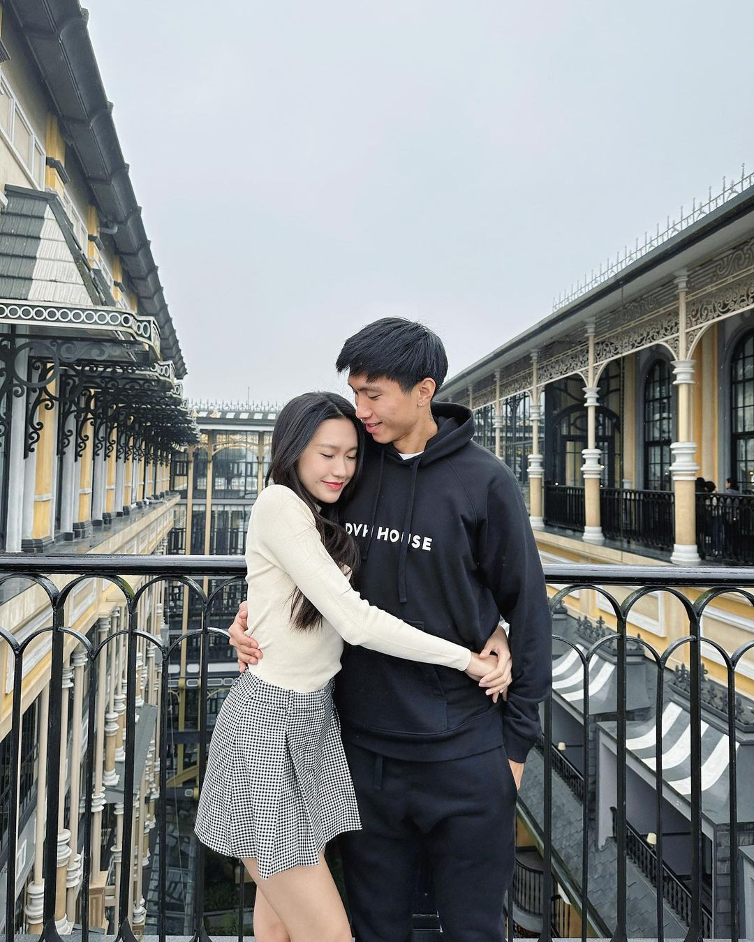 Trước đó, Đoàn Văn Hậu từng cầu hôn Doãn Hải My trước sự chứng kiến của nhiều bạn bè tại một khu nghỉ dưỡng ở Hà Nội. Cặp sao cho biết thấy tình cảm chín muồi, suy nghĩ trưởng thành để cùng xây dựng tương lai.