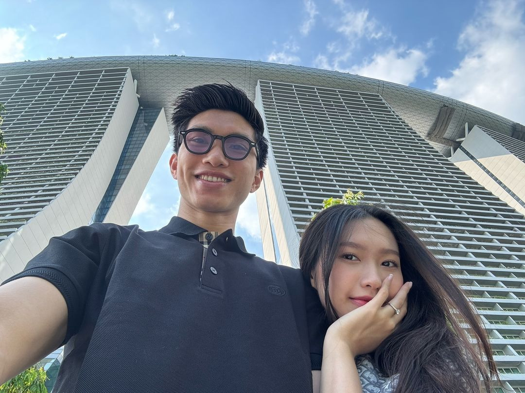 Cả 2 thường xuyên có những bức ảnh thân mật cùng nhau, Đoàn Văn Hậu cũng thường dắt vợ đến những sự kiện lớn và quan trọng. Mới đây, tại đám cưới Quang Hải, anh và vợ cũng xuất hiện tay trong tay đầy tình cảm.