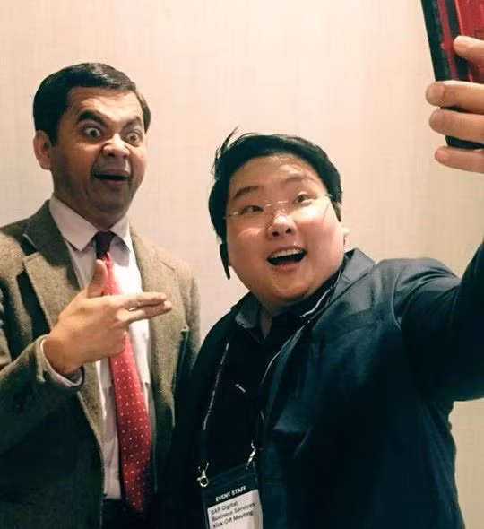 Nhờ vẻ ngoài đặc biệt, Mongkol nhận được nhiều hợp đồng quảng cáo, tham gia các chương trình giải trí. Người đàn ông 45 tuổi chia sẻ anh cũng là một người hâm mộ nhiệt thành của diễn viên hài nổi tiếng người Anh. "Tôi không biết Rowan Atkinson có xem qua video của tôi chưa. Nếu có dịp gặp ông ấy, tôi sẽ nói lời cảm ơn ông ấy rất nhiều", Mongkol nói. Title đã được Báo Điện tử Kiến Thức biên tập.