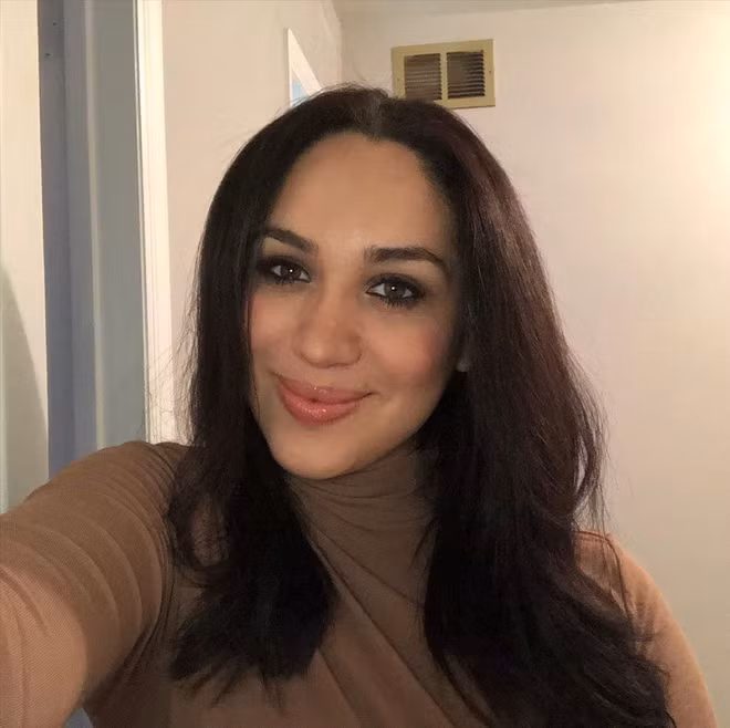 Có lần khi đang chụp ảnh tại một khu nghỉ dưỡng, Christine và đội sản xuất bị gián đoạn đến 20 lần vì người dân đi ngang tò mò, chụp ảnh. "Hiện tại tôi hợp tác với một số kênh TV song vẫn mong muốn được vào vai Meghan trong bộ phim về cuộc đời cô ấy", nữ tiếp viên hàng không nói với Ladbible.