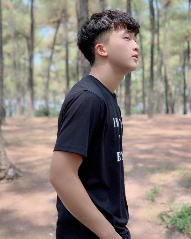 Trần Danh Trung (SN 2000) là cái tên nổi tiếng chẳng kém gì lứa đàn anh trông đội tuyển U23 Việt Nam. Hiện tại anh đang khoác áo của CLB bóng đá Huế dưới dạng cho mượn từ CLB Viettel.