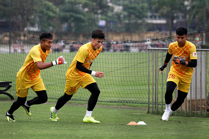 Y Êli Niê rất chăm chỉ luyện tập trên sân. Người hâm mộ hy vọng ở giải đấu sắp tới, thủ thành em út sẽ được trao cơ hội toả sáng.