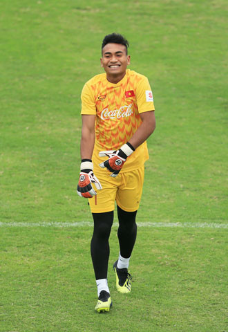 Là em út trong đội tuyển, đợt tập trung lần này với U23 Việt Nam, Y Êli Niê phải cạnh tranh với hai đàn anh dày dặn kinh nghiệm hơn là Bùi Tiến Dũng và Văn Toản.