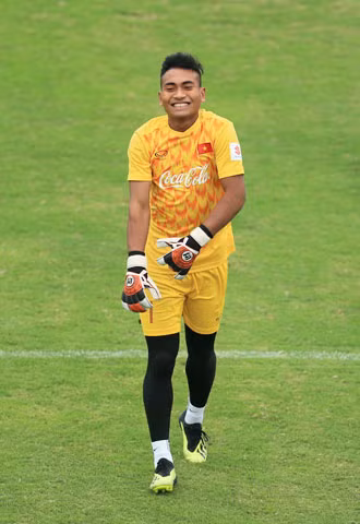 Là em út trong đội tuyển, đợt tập trung lần này với U23 Việt Nam, Y Êli Niê phải cạnh tranh với hai đàn anh dày dặn kinh nghiệm hơn là Bùi Tiến Dũng và Văn Toản.