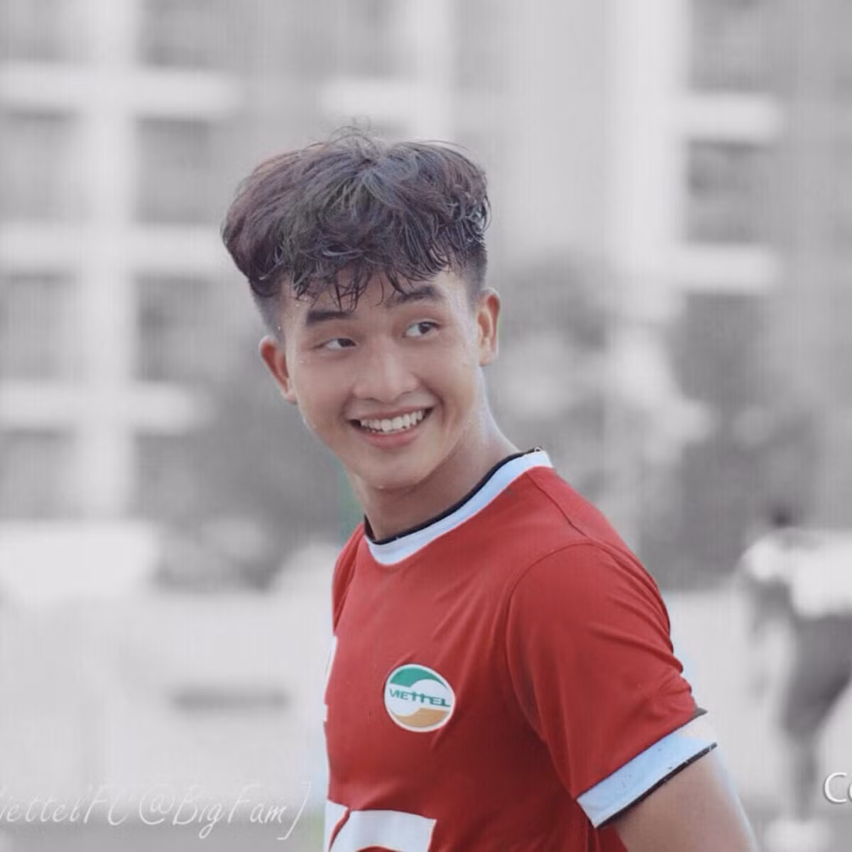 Bên cạnh phong cách thi đấu máu lửa và chịu khó lăn xả, Danh Trung còn hút hồn fan nữ bởi nụ cười thường trực trên môi, đôi mắt một mí và mái tóc xoăn mì tôm cực kỳ baby.