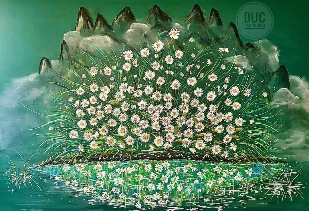 Khóm hoa dại bên hồ được tái hiện như thật.