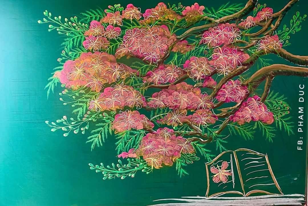 Ngay lập tức, nhiều người đã tìm ra những tác phẩm được vẽ nên từ phấn màu trên nền bảng đen cũng công phu không kém.