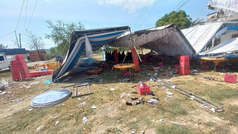 Khi rạp cưới bị cuốn lên không trung thì dính vào một trụ điện gây xẹt tia lửa rồi rạp sắt đổ sập xuống khiến người dự đám cưới hoảng loạn. Các thanh sắt của rạp cưới rơi từ trên cao xuống khiến một số người bị thương.