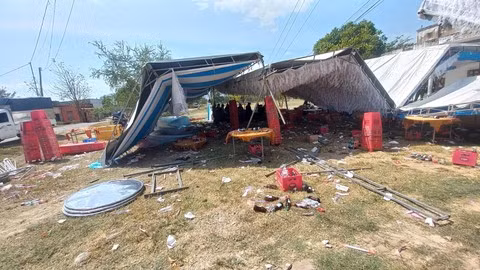 Khi rạp cưới bị cuốn lên không trung thì dính vào một trụ điện gây xẹt tia lửa rồi rạp sắt đổ sập xuống khiến người dự đám cưới hoảng loạn. Các thanh sắt của rạp cưới rơi từ trên cao xuống khiến một số người bị thương.