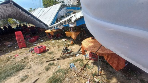 Đám cưới nói trên được tổ chức với khoảng 30 bàn (tương đương 300 người tham dự).