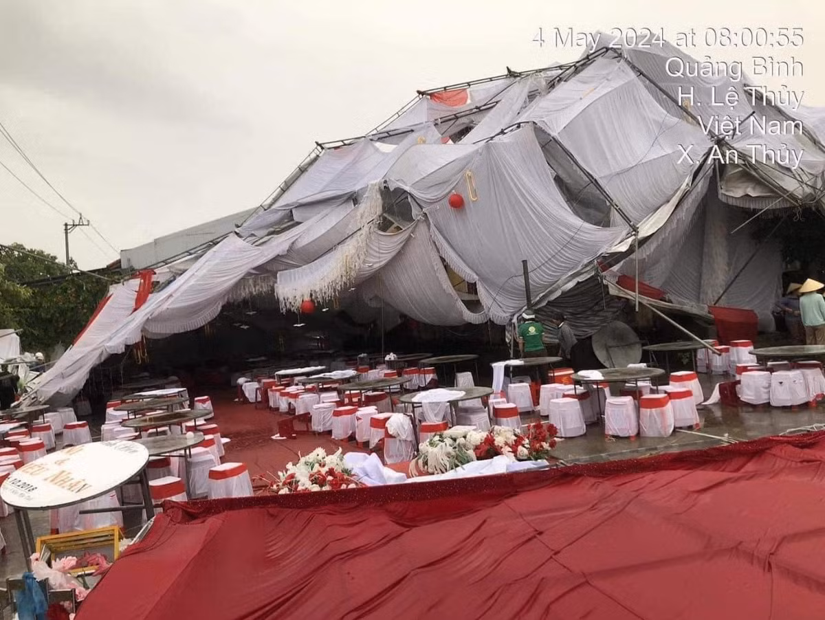 Phần khung rạp phía trên gần như sắp sập xuống dưới.