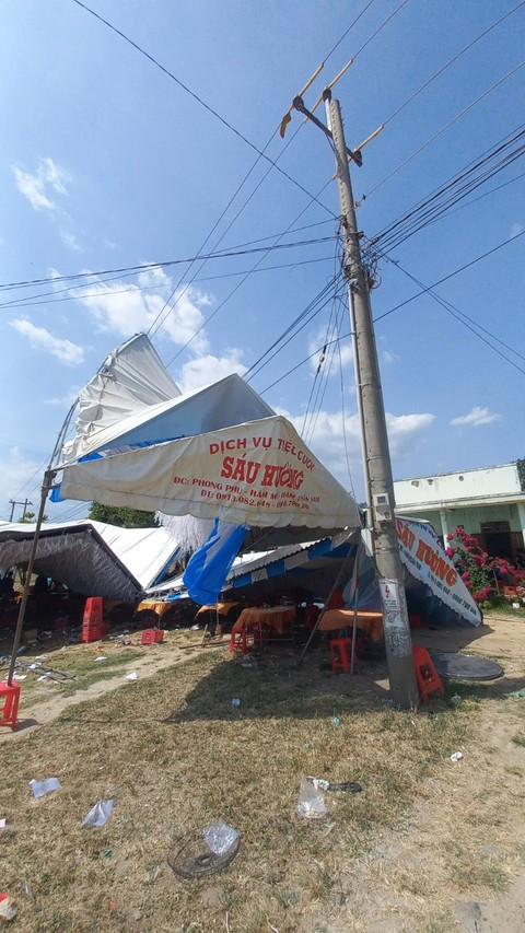 Trước đó, những vụ việc sập rạp đám cưới cũng từng khiến nhiều người xôn xao. Sự việc tương tự từng xảy ra tại thôn 1, xã Hàm Cần, huyện Hàm Thuận Nam, Bình Thuận. Trận lốc xoáy ập đến bất ngờ khi cả đám cưới hàng trăm người mới bắt đầu làm lễ.