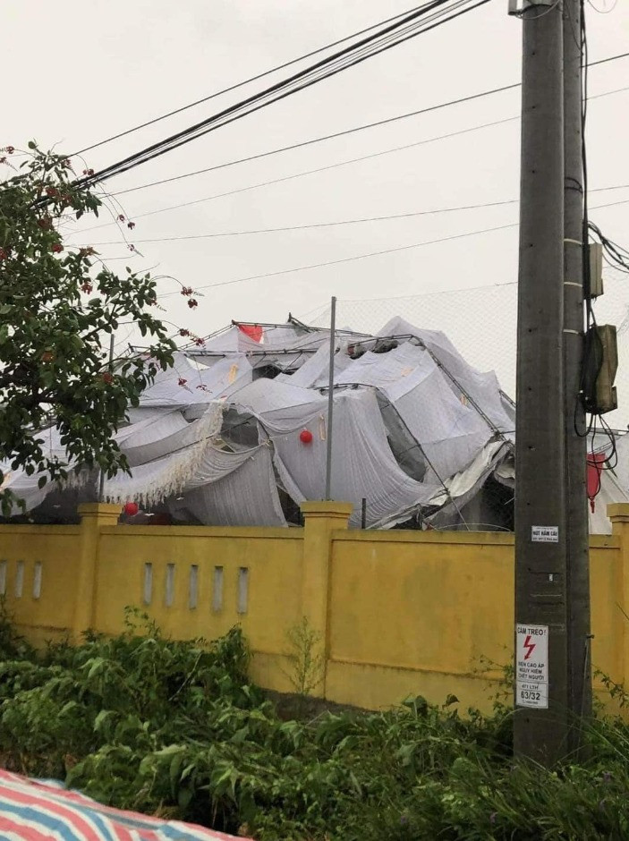 Thiệp mời thì đã gửi, cỗ đã chuẩn bị, thế nhưng rạp đổ thế này khiến nhiều người băn khoăn không biết đám cưới có được tiếp tục hay không.