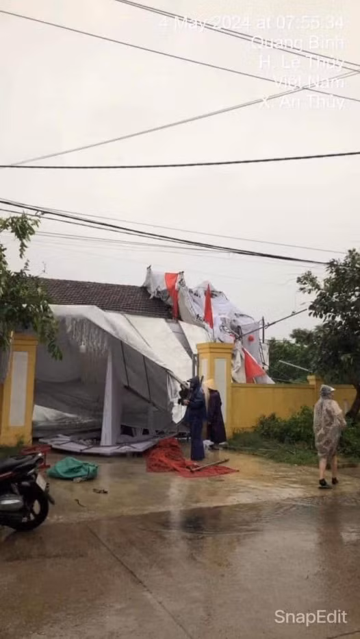 Đoạn video ghi lại hình ảnh một rạp đám cưới đang cố oằn mình để chống đỡ mưa gió, thế nhưng toàn bộ phần phông bạt đã bị gió cuốn bay.