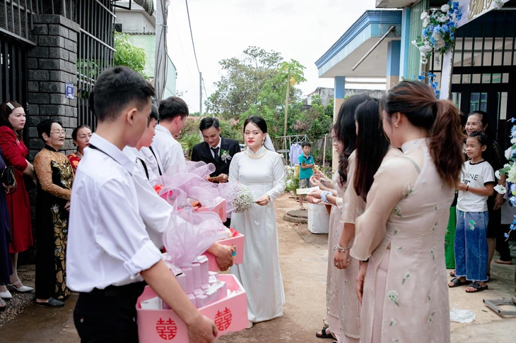 Nhiều người bình luận rằng: "Cưới cô gái này về chắc nhà không bao giờ thiếu tiếng cười".