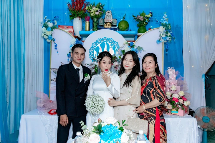 Được biết, lễ đính hôn vui nhộn này là của cặp đôi Hà Uyên - Đức Thắng, cùng sinh năm 1998 và cùng quê Bình Phước.