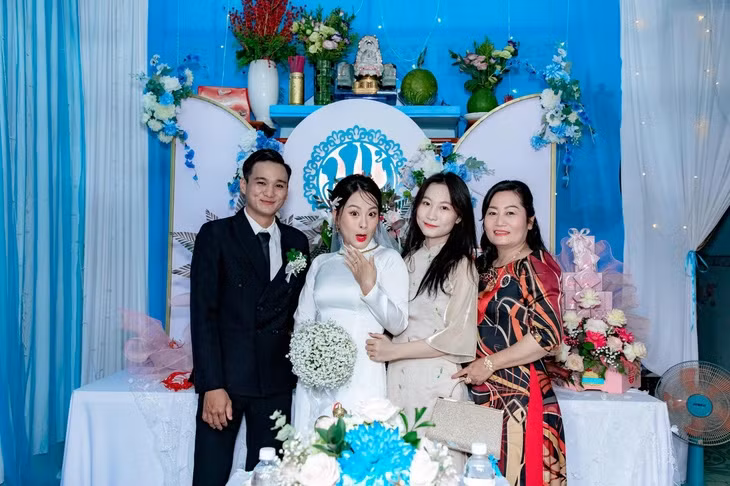 Được biết, lễ đính hôn vui nhộn này là của cặp đôi Hà Uyên - Đức Thắng, cùng sinh năm 1998 và cùng quê Bình Phước.