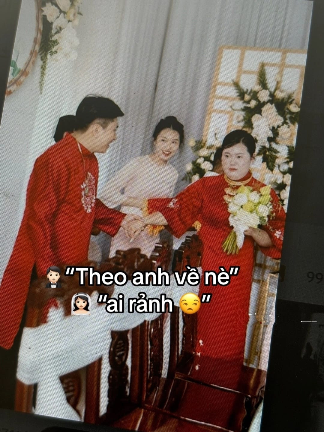 "Theo anh về nè - Ai rảnh" - Chắc đây là đoạn hội thoại khi chú rể đang cố nắm lấy tay cô dâu.