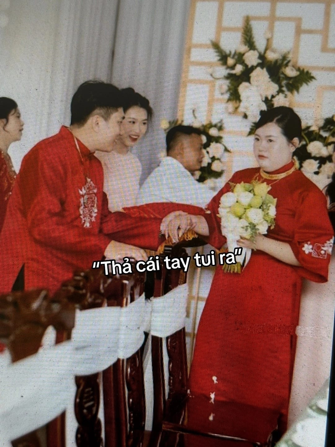 Nhiều netizen tỏ ra rất đồng cảm cùng chú rể: "Haha tội cho ông em, chắc phạm phải tội tày đình rồi", "Nhìn chú rể không biết nên khóc hay nên cười, nhưng mà cô dâu này mũm mĩm đáng yêu quá".