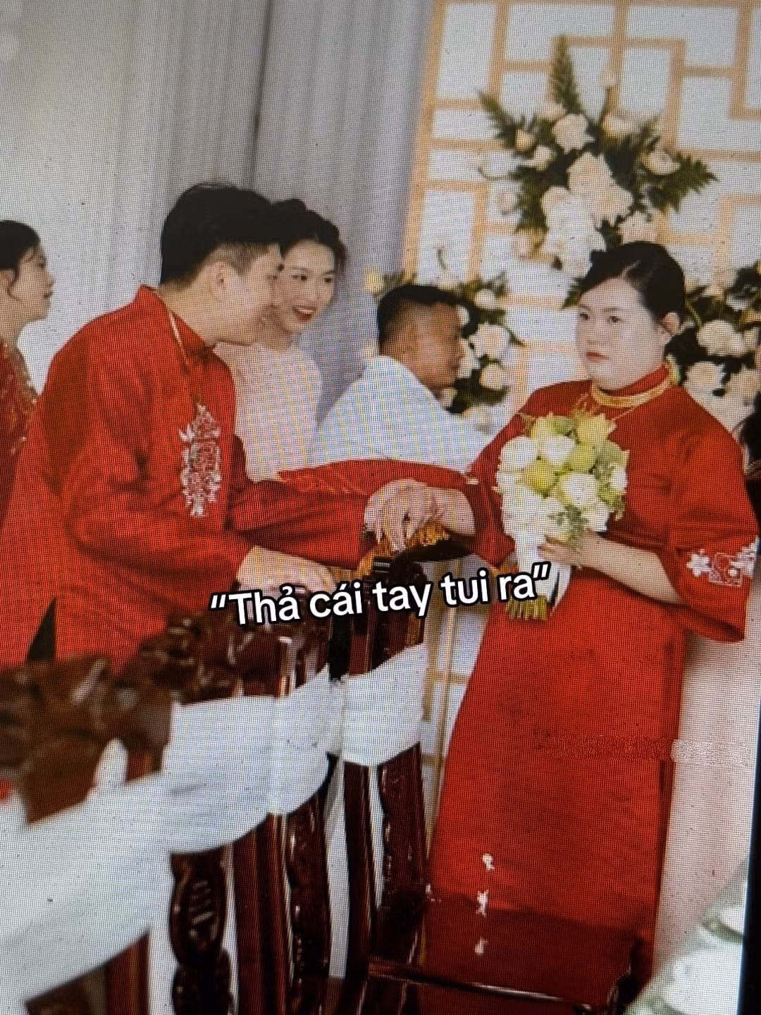 Nhiều netizen tỏ ra rất đồng cảm cùng chú rể: "Haha tội cho ông em, chắc phạm phải tội tày đình rồi", "Nhìn chú rể không biết nên khóc hay nên cười, nhưng mà cô dâu này mũm mĩm đáng yêu quá".