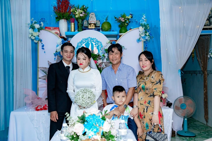 Chia sẻ về bộ ảnh, cô dâu Hà Uyên hóm hỉnh cho biết: "Bình thường tính cách của Uyên cũng lầy lội, vui vẻ vậy đó. Đây chưa phải là 'nhất' đâu vì là đám của riêng mình, nên Uyên cũng đã kìm bớt rồi".