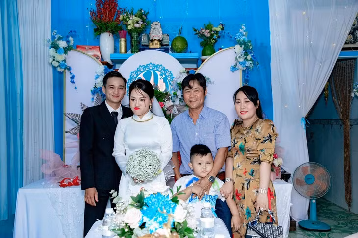 Chia sẻ về bộ ảnh, cô dâu Hà Uyên hóm hỉnh cho biết: "Bình thường tính cách của Uyên cũng lầy lội, vui vẻ vậy đó. Đây chưa phải là 'nhất' đâu vì là đám của riêng mình, nên Uyên cũng đã kìm bớt rồi".