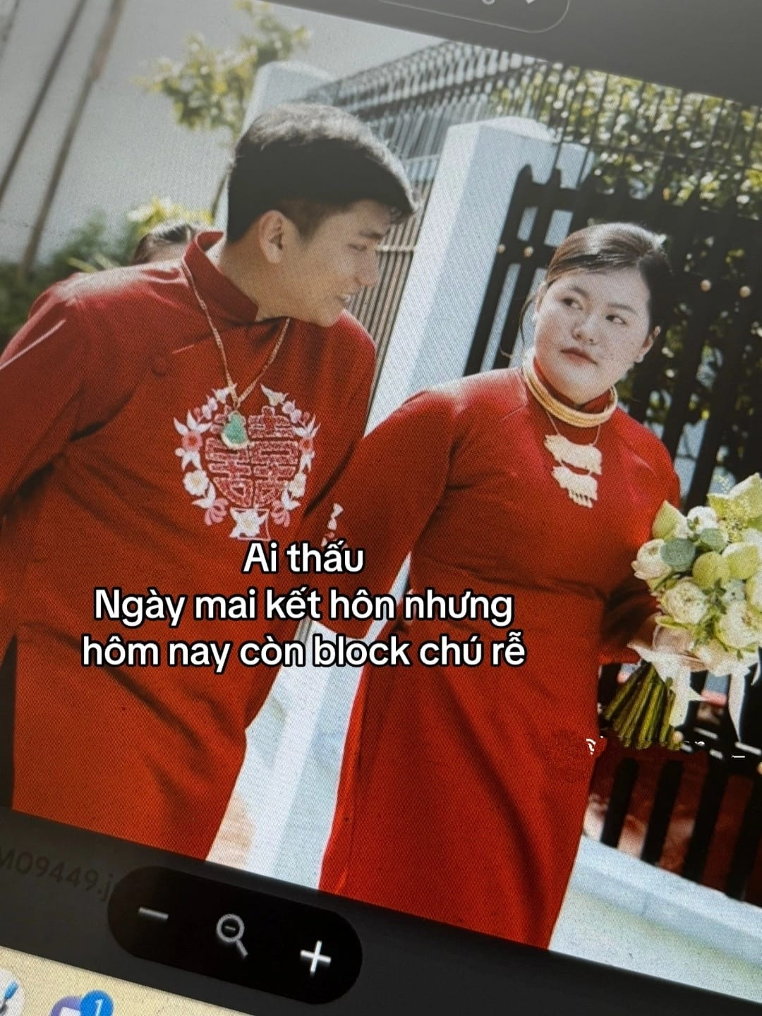 Trái ngược với biểu cảm tươi cười "lấy lòng" của chú rể, cô dâu lại lườm nguýt một cách rất đáng yêu. Nhiều người cho rằng chắc chắn chú rể này làm gì cho cô dâu giận dỗi rồi.