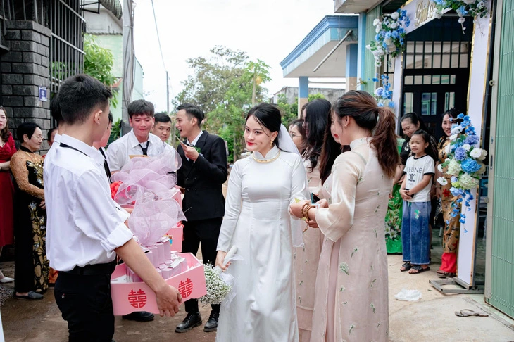 Cô dâu lầy lội mọi lúc mọi nơi.