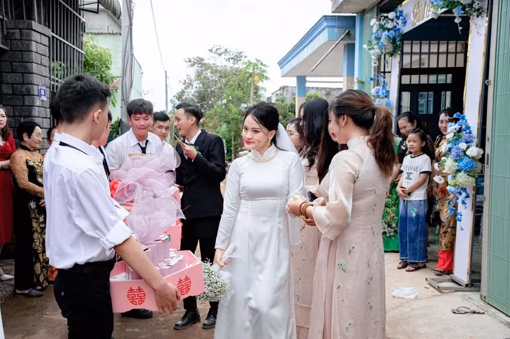 Cô dâu lầy lội mọi lúc mọi nơi.