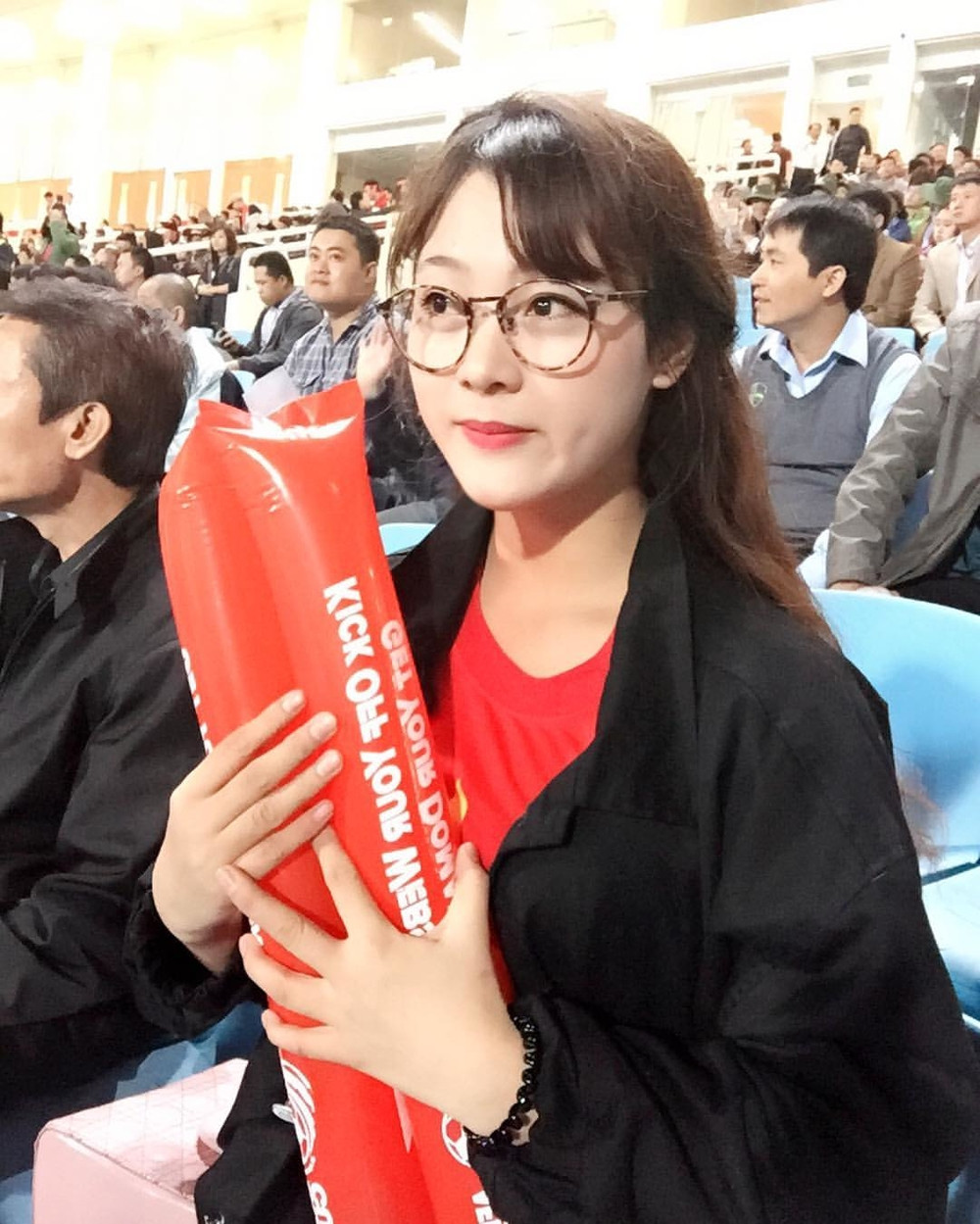 Cô nàng này có tên Hạnh Siro, sinh sống và làm việc tại Hà Nội. Hạnh là một người hâm mộ bóng đá cuồng nhiệt, thường xuyên xuất hiện trên khán đài trong các trận đấu có Công Phượng.
