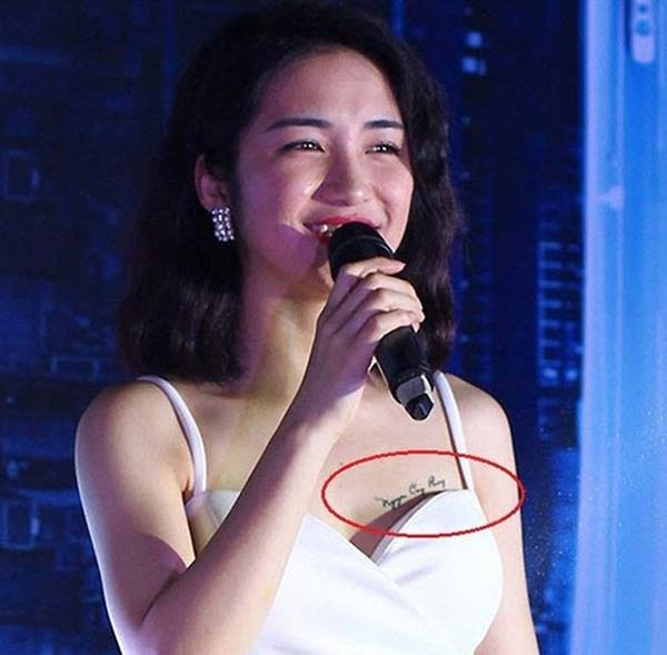 Để thể hiện tình cảm, Hòa Minzy thậm chí đã xăm tên Công Phượng lên ngực. Tuy nhiên, đến tháng 11/2016 thì cô nàng lên tiếng xác nhận việc cặp đôi đã đường ai nấy đi.