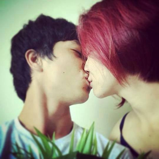 Chuyện tình của Công Phượng và Hòa Minzy nhận rất nhiều ý kiến trái chiều từ phía người hâm mộ bởi từ khi dính đến chuyện tình cảm nam nữ, sự nghiệp của anh dường như chững lại, chuyện đời tư bị soi mói, được quan tâm hơn hẳn những yếu tố chuyên môn.