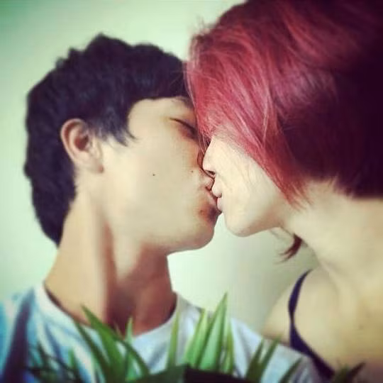 Chuyện tình của Công Phượng và Hòa Minzy nhận rất nhiều ý kiến trái chiều từ phía người hâm mộ bởi từ khi dính đến chuyện tình cảm nam nữ, sự nghiệp của anh dường như chững lại, chuyện đời tư bị soi mói, được quan tâm hơn hẳn những yếu tố chuyên môn.