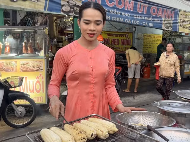 Hình ảnh một cô gái trang điểm tỉ mỉ, mặc áo bà ba mỗi ngày bên sạp hàng nhỏ bán ngô nướng tại Sài Gòn từng được nhiều người biết đến, sau khi chiếc xe hàng của cô được nhiều Youtuber ghé thăm, review.
