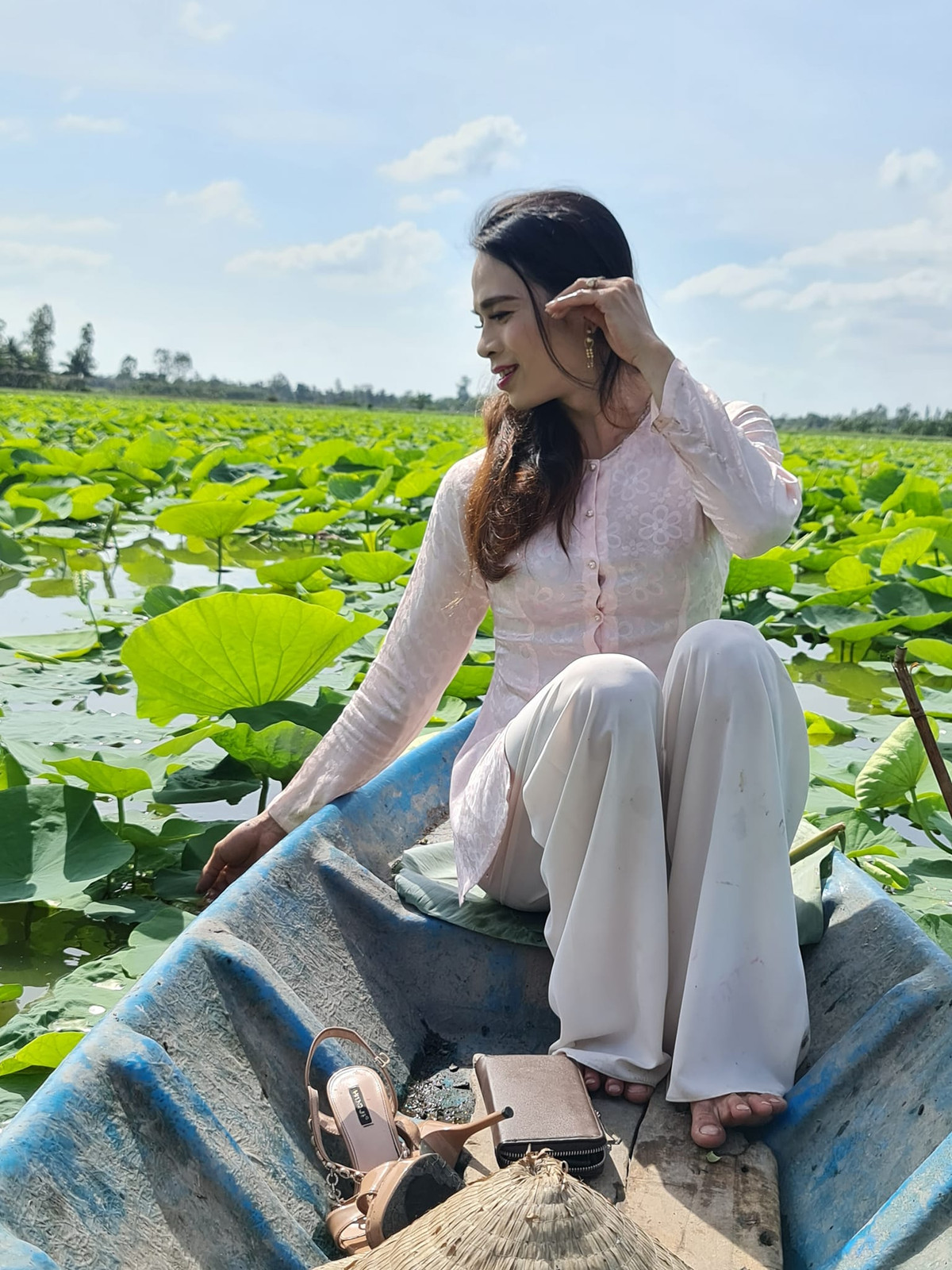 Ngoài việc bán bắp nướng, chị cũng làm thêm 1 kênh Youtube chia sẻ về cuộc sống và công việc.