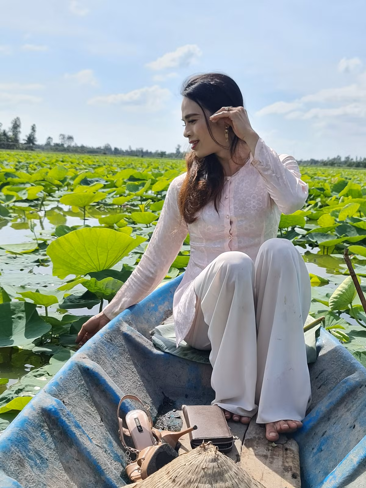 Ngoài việc bán bắp nướng, chị cũng làm thêm 1 kênh Youtube chia sẻ về cuộc sống và công việc.