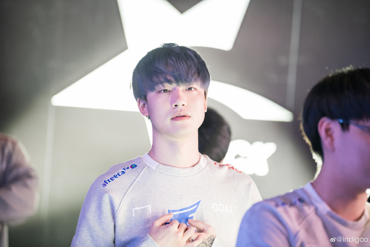 Nam thần eSport Hàn Quốc luôn chiếm trọn spotlight mỗi khi xuất hiện trên sàn đấu. Nhiều cô gái cho biến trai tim đập loạn nhịp khi thấy Mystic chăm chú chơi game.